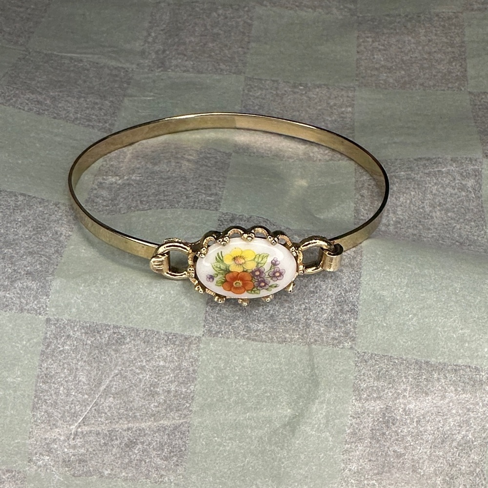 Avon Vintage 1970s Gold-Tone Floral Bracelet Cottagecore